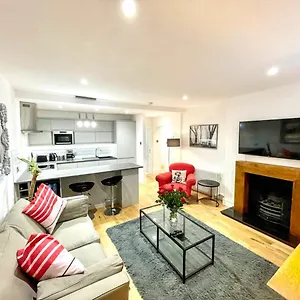 Prime New Town. Newly Reno'd Cosy Nest Apartment